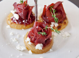 Birne-Schinken-Canapees aus einem Teller