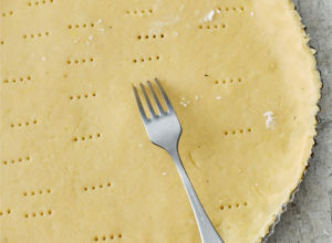 Boden mit Gabel einstechen Blind backen Step 2