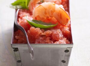 Tomatensorbet mit Gin, Garnelen und Basilikum Tomatensorbet