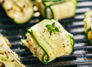 Zucchini-Seitanhack-Päckchen vom Grill Zucchini-Seitanhack-Päckchen