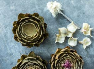 Gefüllte Artischocken_Heu entfernen Gefüllte Artischocken_Heu entfernen