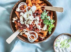 Süßkartoffelpommes mit vegetarischem Chili und Feta_LR_v1-1