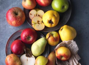 Seasons_11374655_HiRes_Stillleben_mit_Aepfeln_Birnen