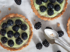 Vegane Avocado-Tartelettes mit Brombeeren Rezept für vegane Avocado-Tartelettes mit Brombeeren