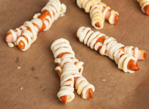 Würstchen-Mumie für Halloween