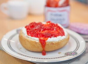 Ein mit Erdbeermarmelade bestrichenes halbes Brötchen