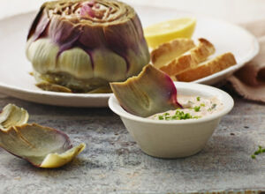 Artischocke mit einem Dipp