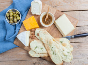 Kanadische Käseplatte mit Rosmarin Flatbread