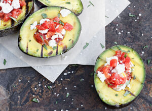 Rezept für leckere Avocado vom Grill mit Tomaten 