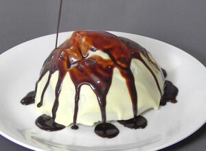 Dessert mit schmelzender Schokoladenkugel