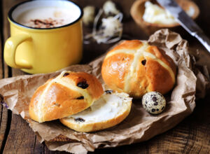 Hot Cross Buns: Englische Osterbrötchen