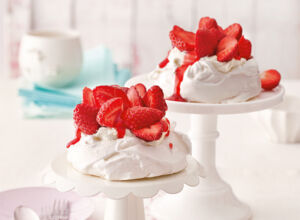 baiser-toertchen-marinierte-erdbeeren