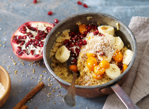 warmes-hirsefruehstueck-mit-granatapfel