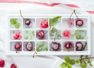 eiswuerfel-mit-beeren-blueten-und-co-im-sommer