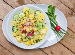 Kartoffelsalat mit Brühe und Speck
