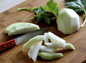 Eine geschälte Kohlrabi 