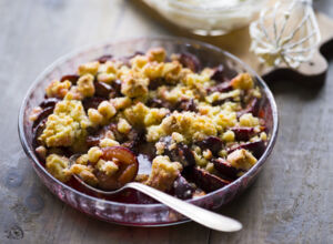 Form mit Pflaumen-Crumble