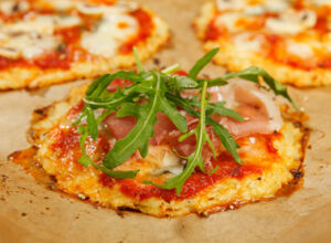 Blumenkohlpizza Blumenkohlpizza mit Rucola und Mozzarella