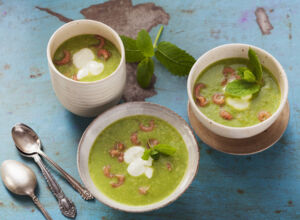 Erbsensuppe Erbsensuppe in drei Schälchen verteilt