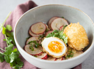 Frittiertes Ei mit Radieschensalat frittierte-eier