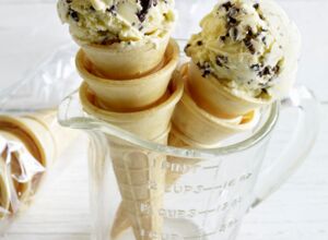 Cremiges Stracciatella-Eis Stracciatella-Eis