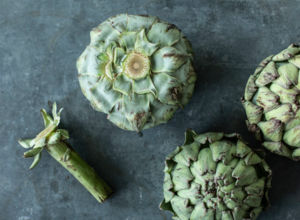 Gefüllte Artischocken_Stiel abscheniden Gefüllte Artischocken_Stiel abscheniden