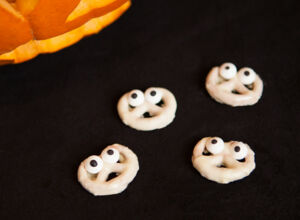 Halloween-Snack aus Salzbrezeln Geisterbrezeln mit weißer Schokolade