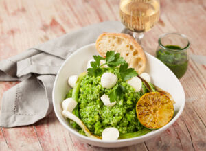 Grüner Tabbouleh-Salat mit Büffel-Mozzarella Grüner Tabbouleh-Salat mit Büffel-Mozzarella