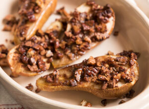 Bratbirne mit Zimt und Pekannüssen