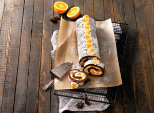 Schoko-Orangen-Rolle mit einer frischen Creme 