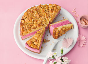 Bienenstichtorte mit Himbeercreme