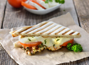 Gegrilltes Sandwich mit Tomate Gegrilltes Sandwich mit Tomate