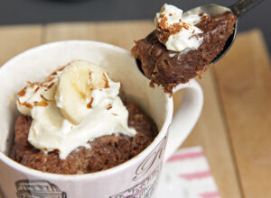 Mugcake Mug Cake in einer Tasse serviert