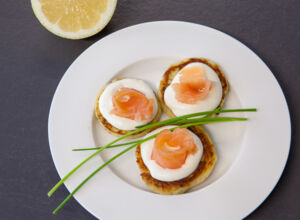 Rezept fuer Kartoffelkuechlein mit Meerrettichcreme und Lachs Rezept fuer Kartoffelkuechlein mit Meerrettichcreme und Lachs