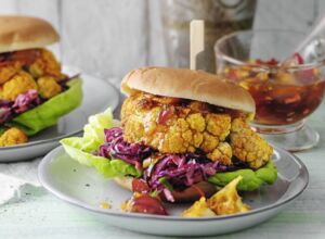 blumenkohlsteaks-mit-coleslaw-im-burger