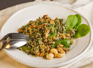 Coucous-Pfanne mit Tofu, Spinat und Cashews