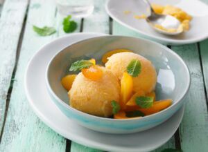 Aprikosensorbet mit Kardamom