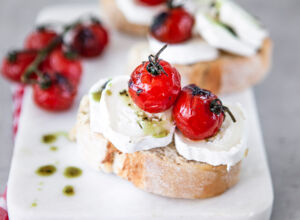 Bruschetta mit Kirschtomaten Bruschetta mit Kirschtomaten