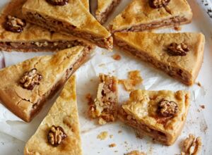 Engadiner Nusstorte in Stücke geschnitten