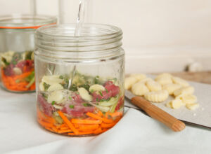 Suppe im Glas mit Gnocchi