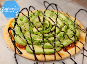 Avocado-Pizza selber machen Pizza mit Avocado und Sesam