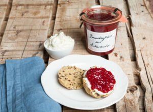 Marmelade mit Birkenzucker und Beeren