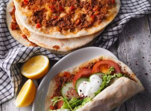 Lahmacun auf einem Teller angerichtet mit Salat