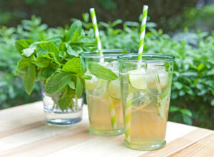 Alkoholfreier Alm-Hugito in einem Glas mit Minzdekoration