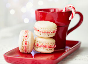 Weihnachtliche Candy Cane Macarons