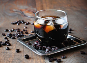 Gin Tonic Coffee mit Eiswürfeln Gin Tonic Coffee mit Eiswürfeln