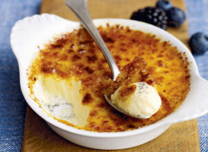 Creme Brulee mit Vanille und Beeren