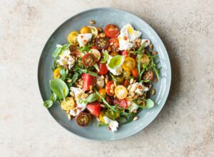 Mediterraner Tomatensalat mit Burrata Bunter Tomatensalat