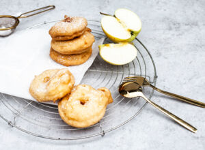 Apfelringe im Bierteig