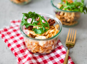 Nudelsalat mit Mozzarella und getrockneten Tomaten Nudelsalat mit Mozzarella